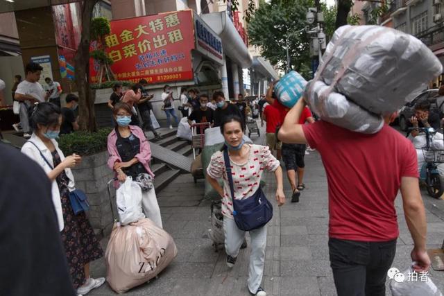 AG真人官网广州服装批发市场：草根走播与网红主播的带货江湖(图5)