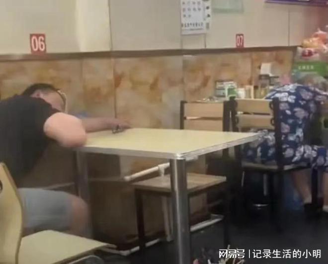 女生餐馆吃饭一抬头发现店员全午睡了！网友说：山西是午睡大省(图4)