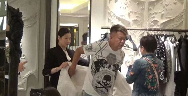 陈百祥夫妇逛街老婆为他挑选衣服夫妻花甲年龄打扮却像小年轻(图2)