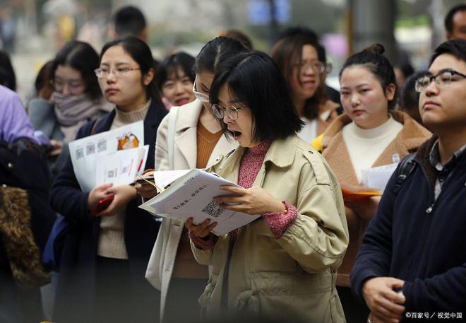 深圳一女副区长走红“一撮白发”引网友争议履历学历随之流出(图4)