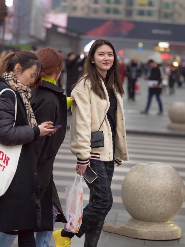 简洁又大气格外的俏皮活泼休闲装打造小清新的淑女范(图1)