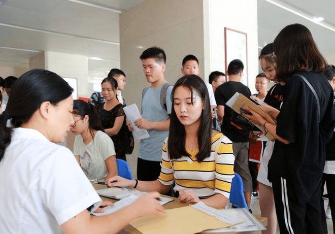 AG真人平台这么穿怎么了？女学生晒面试穿着引热议评论区全是过来人(图1)