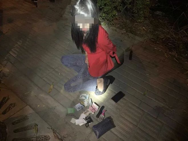 AG真人平台男扮女装的者(图3)