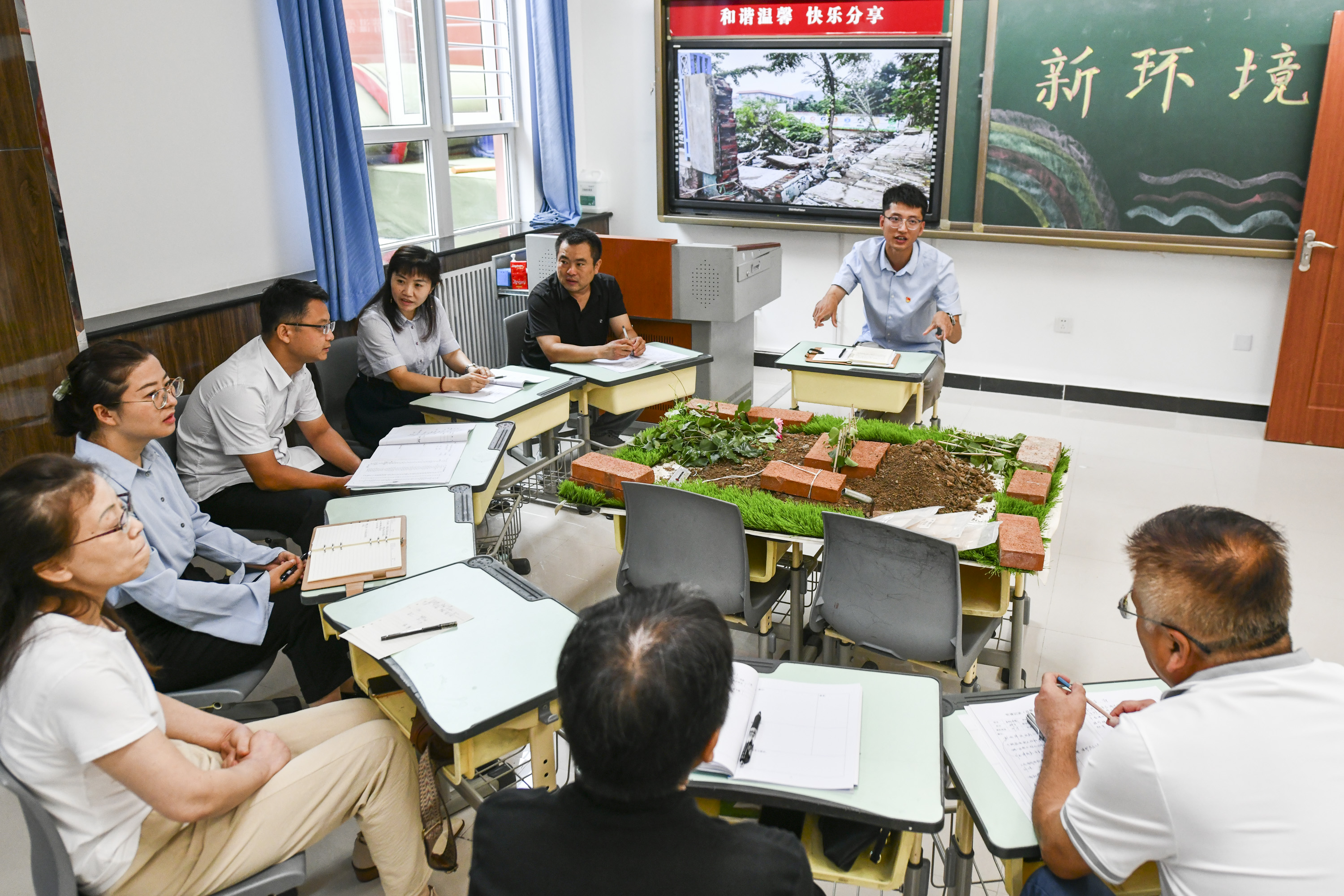 AG真人官网北京市门头沟区借址学校布置完毕“重建家园”纳入开学第一课(图4)