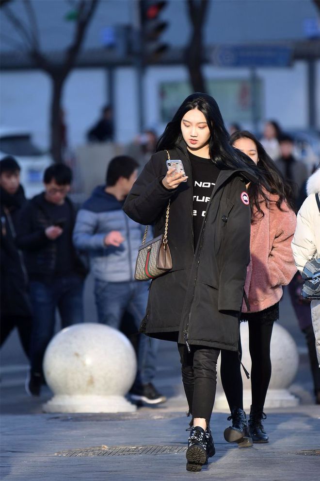 AG真人官网街拍美女：皮夹克搭配出小女生的感觉显得人很纤瘦很有气质(图4)