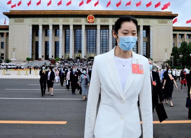 AG真人平台盘点女排正装照：张常宁美朱婷仙一看袁心玥最飒还是小苹果(图1)