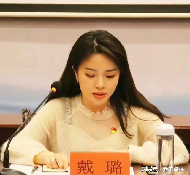 AG真人·(中国)官方网站实用 女性公务员们上班这样穿你一定美丽又大方！(图2)