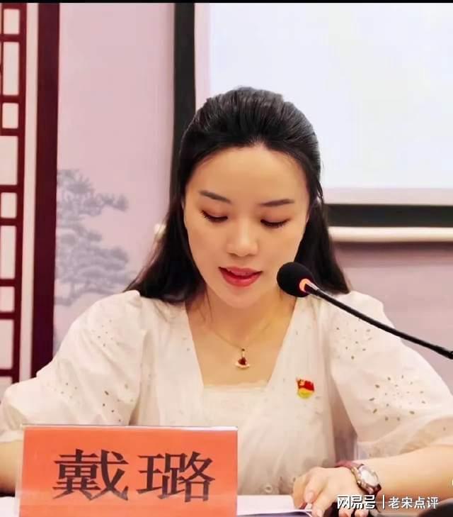 AG真人·(中国)官方网站实用 女性公务员们上班这样穿你一定美丽又大方！(图4)