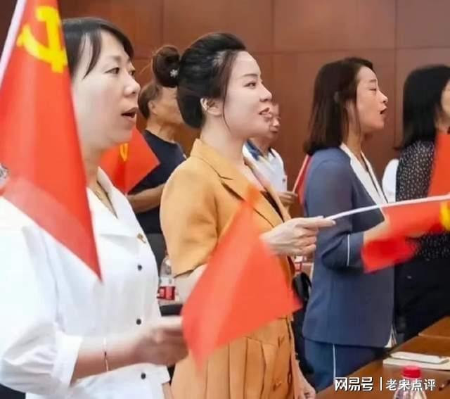 AG真人·(中国)官方网站实用 女性公务员们上班这样穿你一定美丽又大方！(图3)